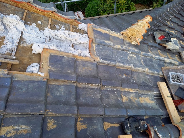 瓦を戻す工程です